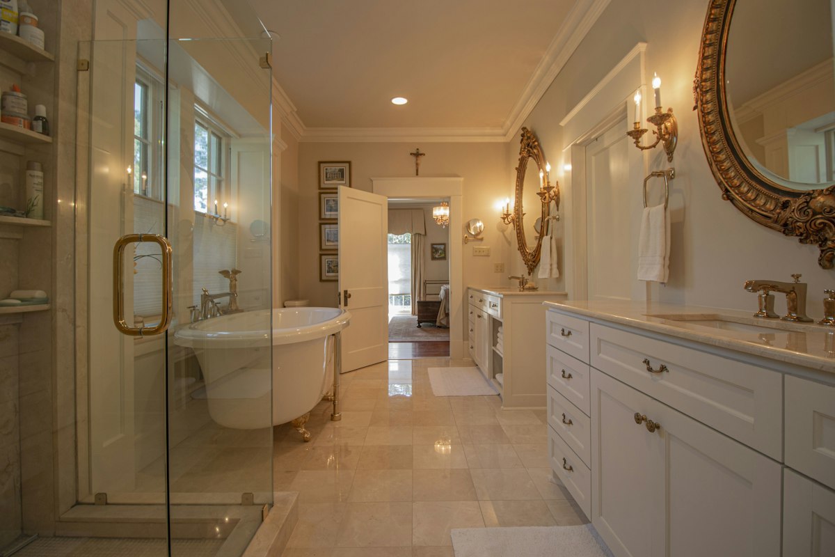 Bathroom finished in marble and stone